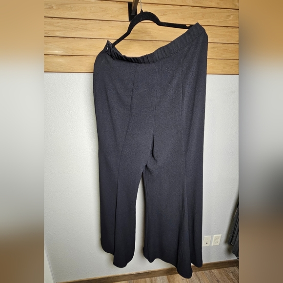 Venus High Rise, Back Zip, Black Flare Flowy Pants Size Large - Picture 7 of 11
